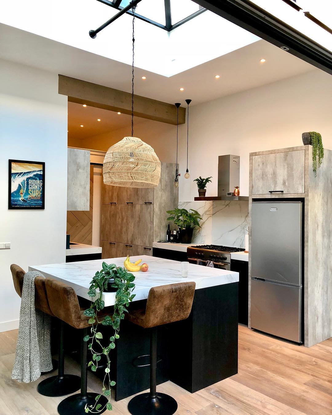 De prachtige stoere woonkeuken met bamboe hanglamp in het huis van Marieke Rijksen in Haarlem
