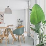 doorkijkje naar de eethoek van debbie met hanglamp bell van normann copenhagen en hay stoelen