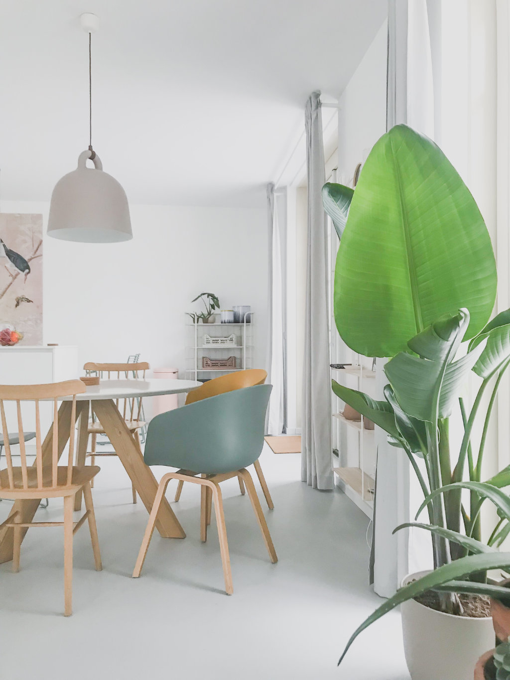 zitten pindas kans Ronde eettafel met houten spijlenstoelen en design stoelen van HAY -  Shopinstijl.nl - Shopinstijl.nl