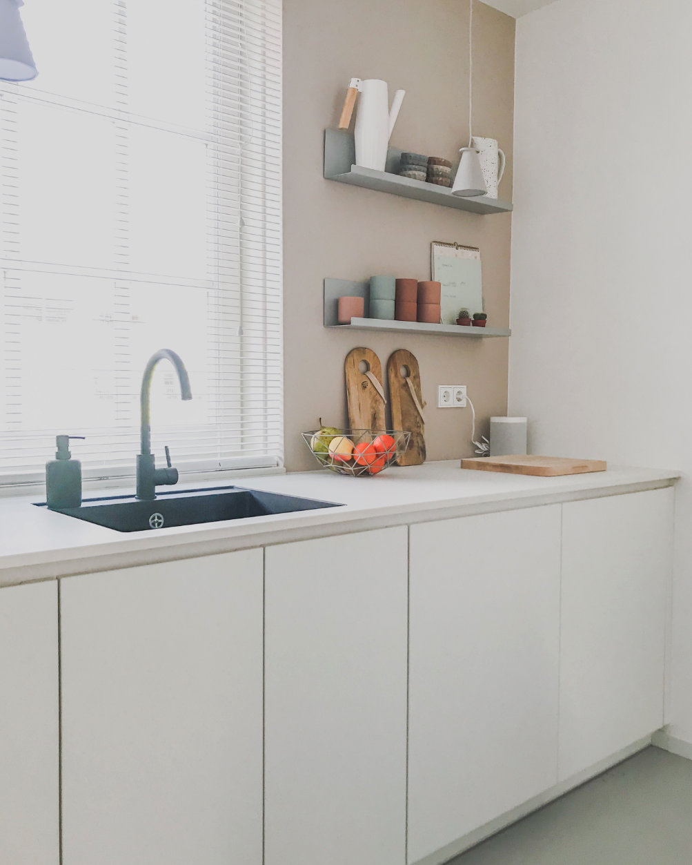 witte keuken en pastel achterwand in het interieur van debbie