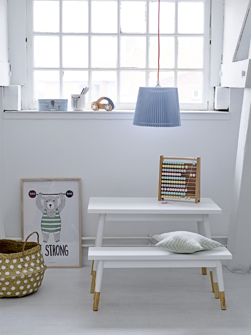 Bloomingville kinderkamer met witte kindertafel en bankje