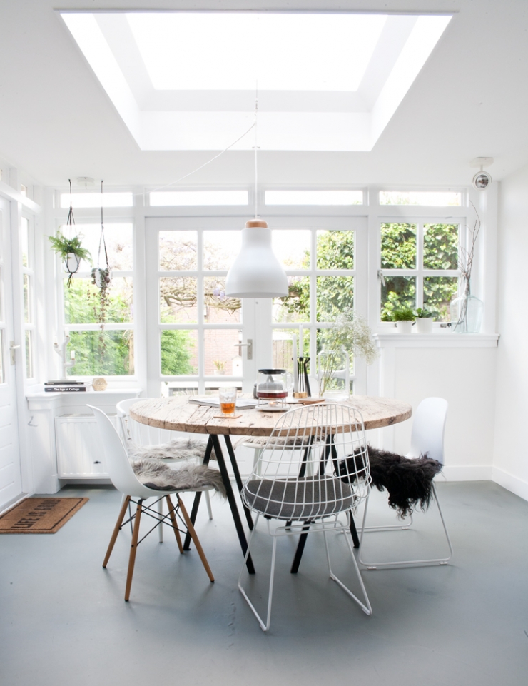 ronde eettafel met verschillende witte stoelen