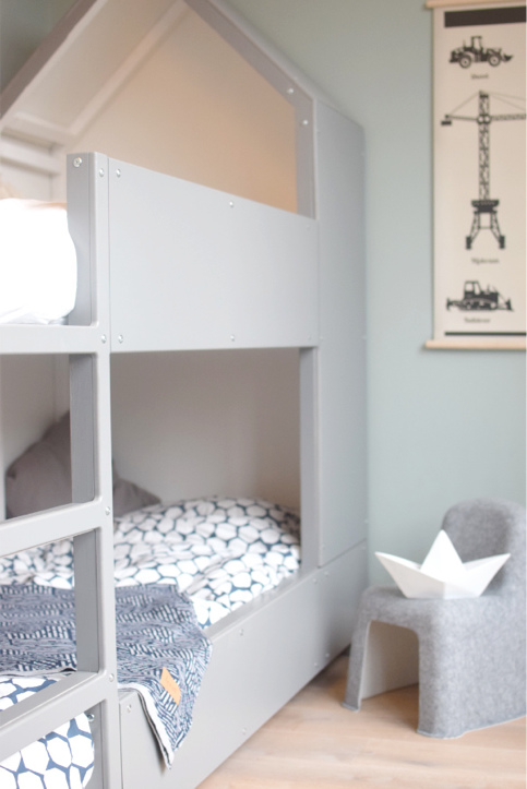 IKEA hack bed van Hugo met trapje en little nobody design kinderstoel HAY