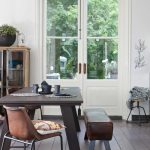 basiclabel donker bruine houten eettafel