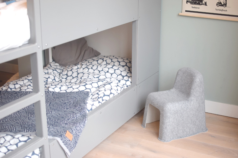 bed hugo met ferm living plaid en little nobody stoel HAY