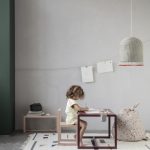 ferm living kinderkamer roze kinderstoel donkerrood bureau met licht vloerkleed