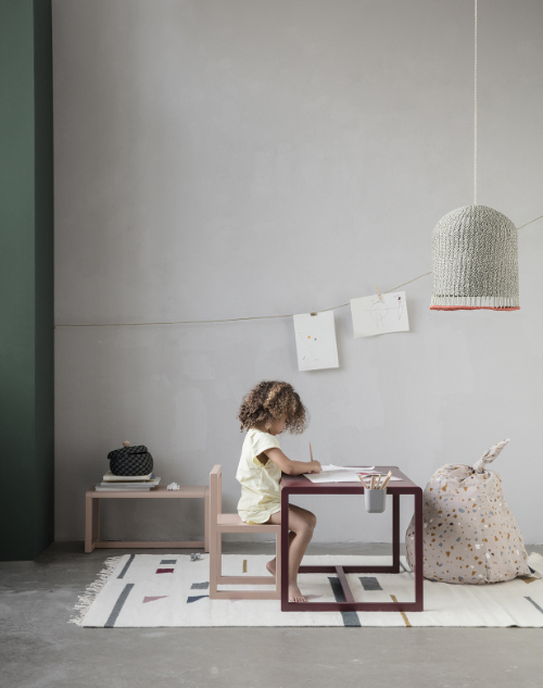 ferm living kinderkamer roze kinderstoel donkerrood bureau met licht vloerkleed