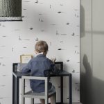 ferm living kinderkamer met donkerblauw bureau en groene kinderstoel