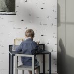 ferm living kinderkamer met donkerblauw bureau en groene kinderstoel