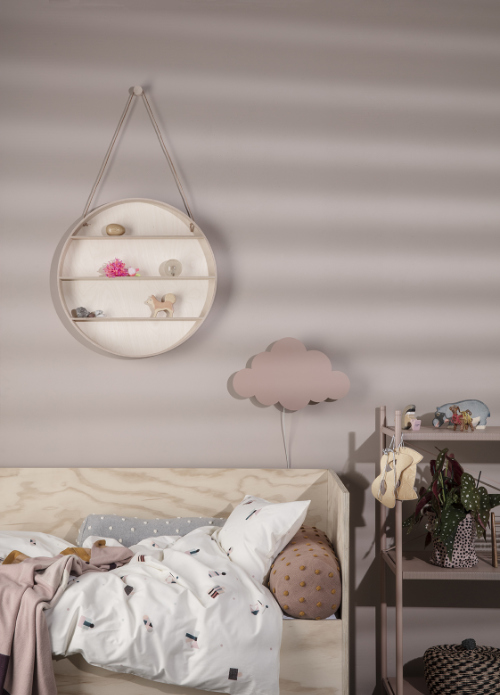 ferm living bed van underlayment bed met roze wolken lamp en ronde wandkast