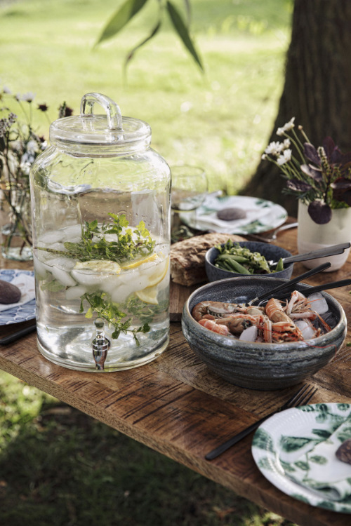 house doctor glazen limonadetap op picknicktafel