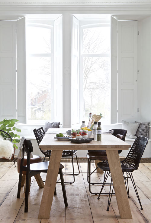 houten eettafel met zwarte design stoelen