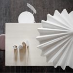 menu design witte hanglamp van vilt dancing met blanke houten eettafel