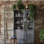 groene vitrinekast met retro servies van hkliving