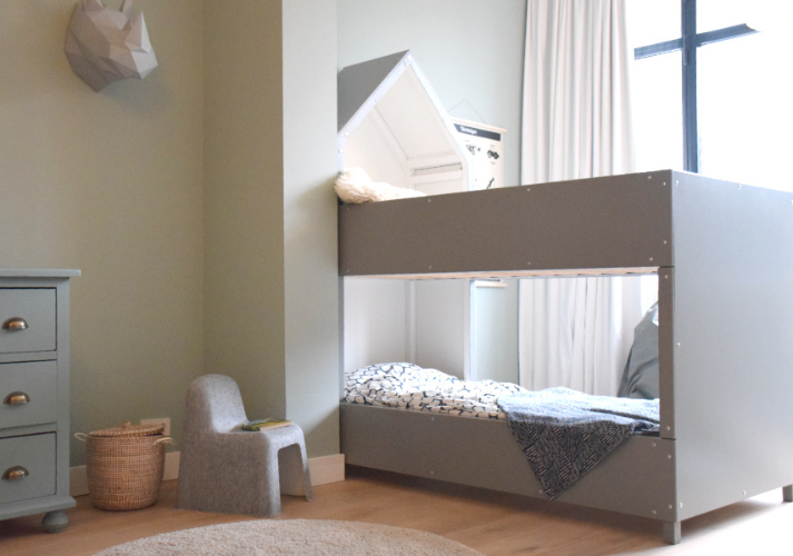 slaapkamer met IKEA hack bed en HAY little nobody chair