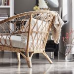 ikea rotan fauteuil van bamboe met beige plaid