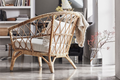 ikea rotan fauteuil van bamboe met beige plaid