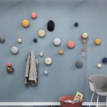 muuto gang met wandhaken en blauwe muur