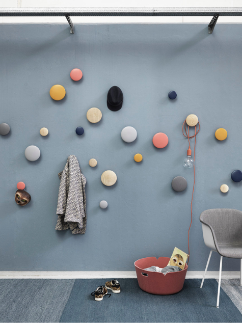 muuto gang met wandhaken en blauwe muur