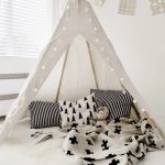 witte tipi teepee met zwart wit kussens