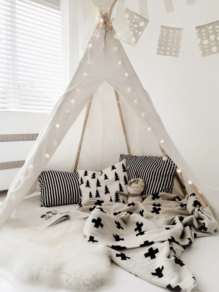 witte tipi teepee met zwart wit kussens