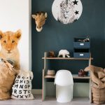 interiorjunkie kinderkamer met wilde dieren en met pauwgroene muur