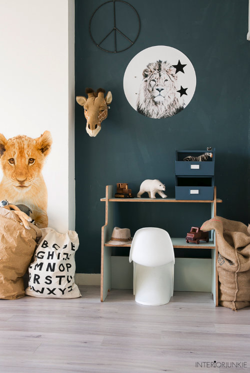 interiorjunkie kinderkamer met wilde dieren en met pauwgroene muur