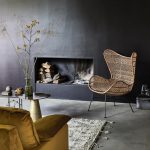 woonkamer met rotan eggchair van HKliving en okerkleurige bank