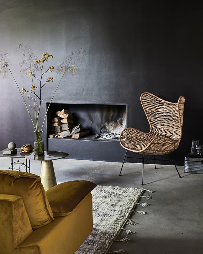 woonkamer met rotan eggchair van HKliving en okerkleurige bank