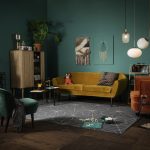 woonstijl mad men met velours fauteuil en warme kleuren