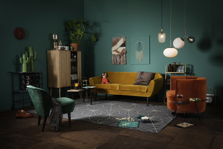 woonstijl mad men met velours fauteuil en warme kleuren