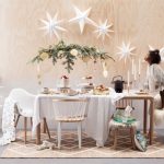 kersttafel met witte stoelen en witte sterren