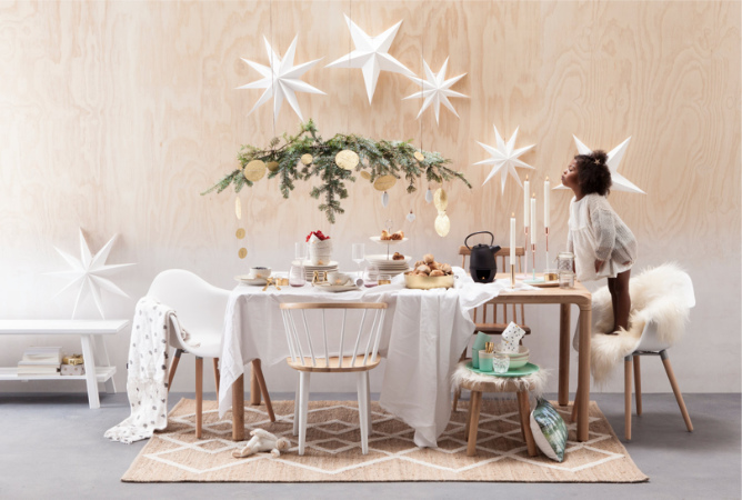 kersttafel met witte stoelen en witte sterren