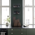 keukentrend 2019 groene keuken ferm living met grijze hanglampen en klein wandrek