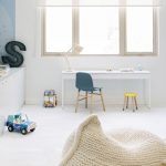 kinderkamer met hanglamp van PETfles [petlamp en gebreide zitzak