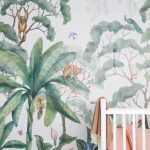 jungle behang en wit ledikant in babykamer