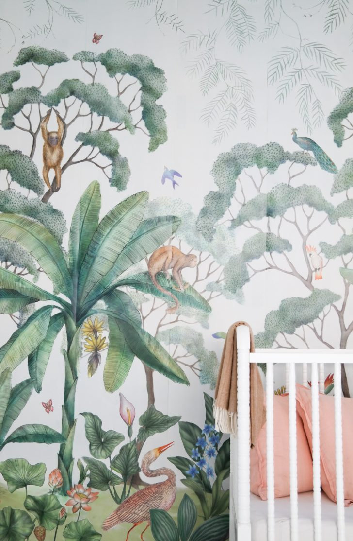 jungle behang en wit ledikant in babykamer