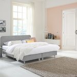 lichtgrijs boxspring witte slaapkamer