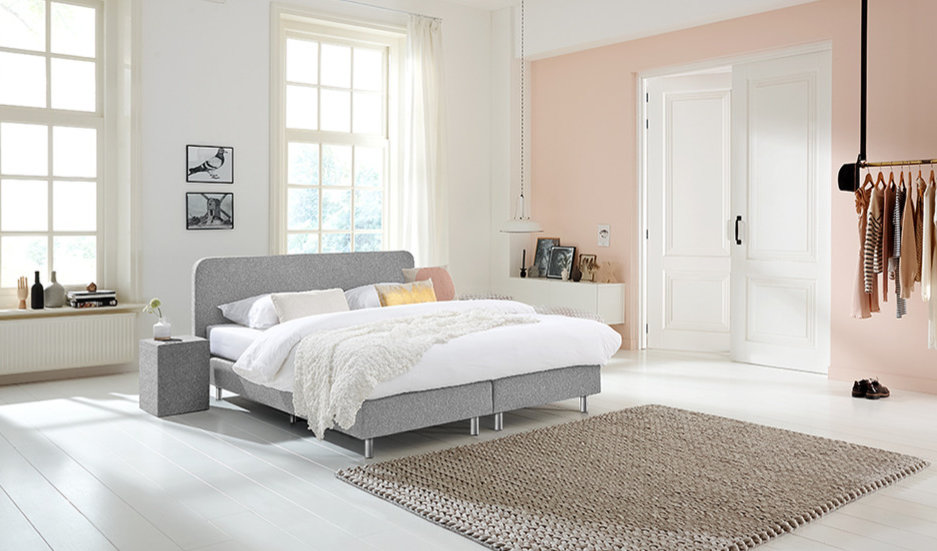 Hoe dan ook Chaise longue plein Lichtgrijs boxspring in ruime en lichte slaapkamer - Shopinstijl.nl -  Shopinstijl.nl