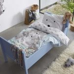 kinderkamer met blauw peuterbed