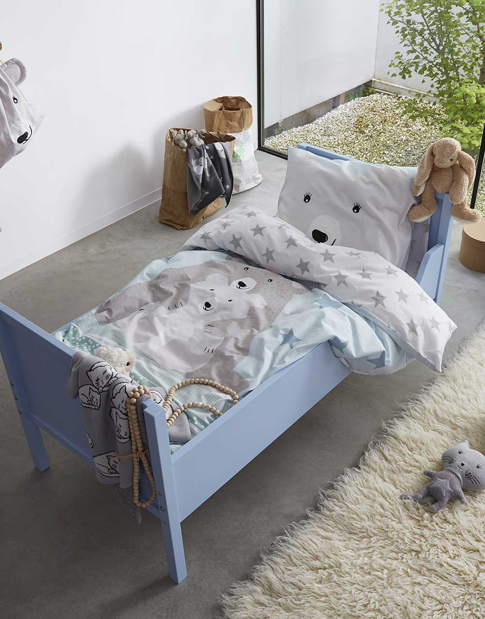 kinderkamer met blauw peuterbed