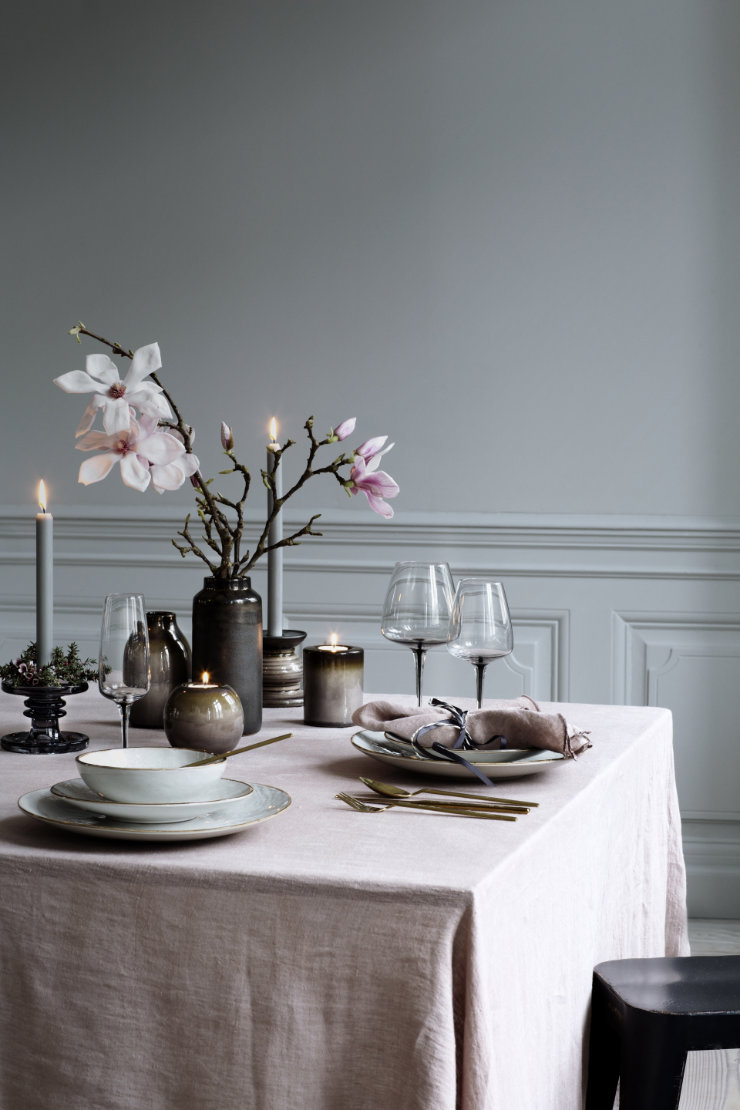 eettafel met roze linnen tafelkleed en smoke wijnglazen