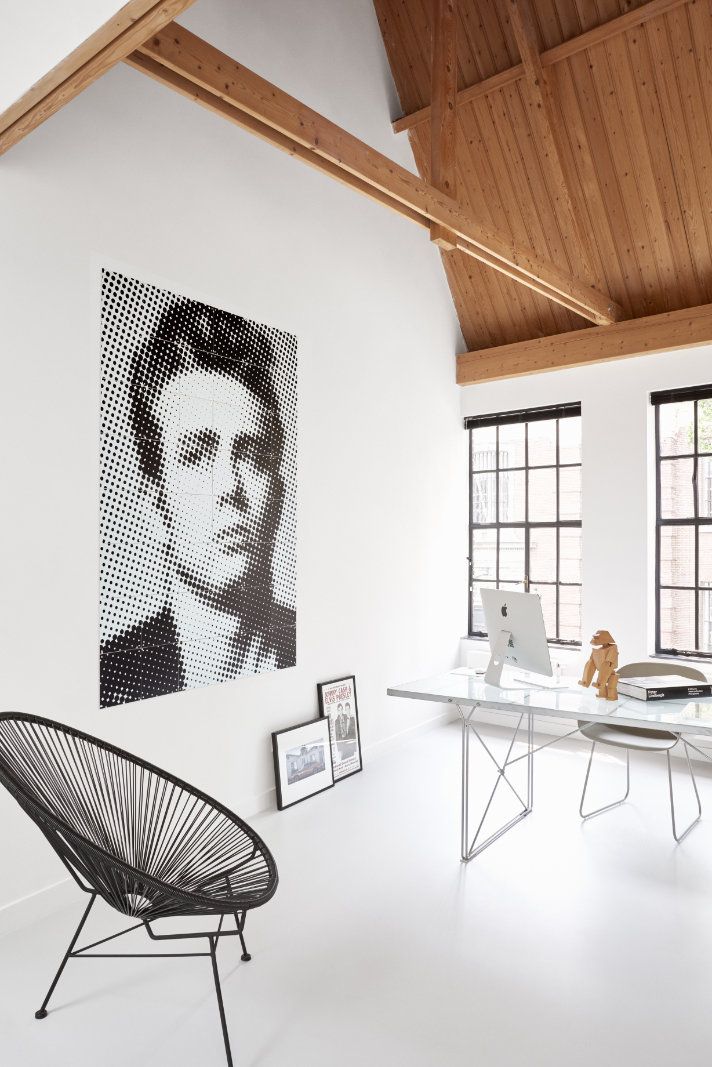 poster james dean aan de muur in witte werkkamer