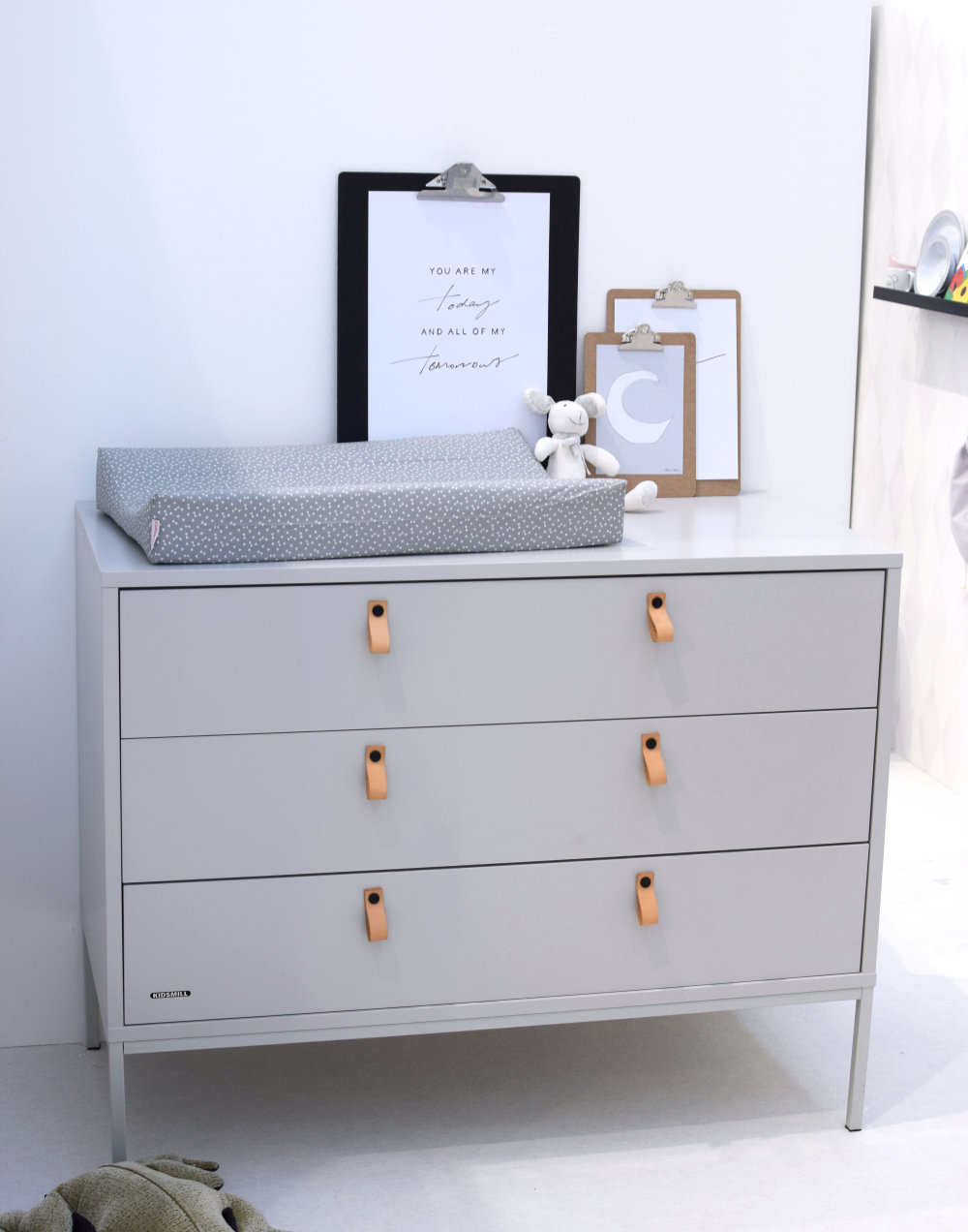 volwassen babykamer met commodes met leren handvatten