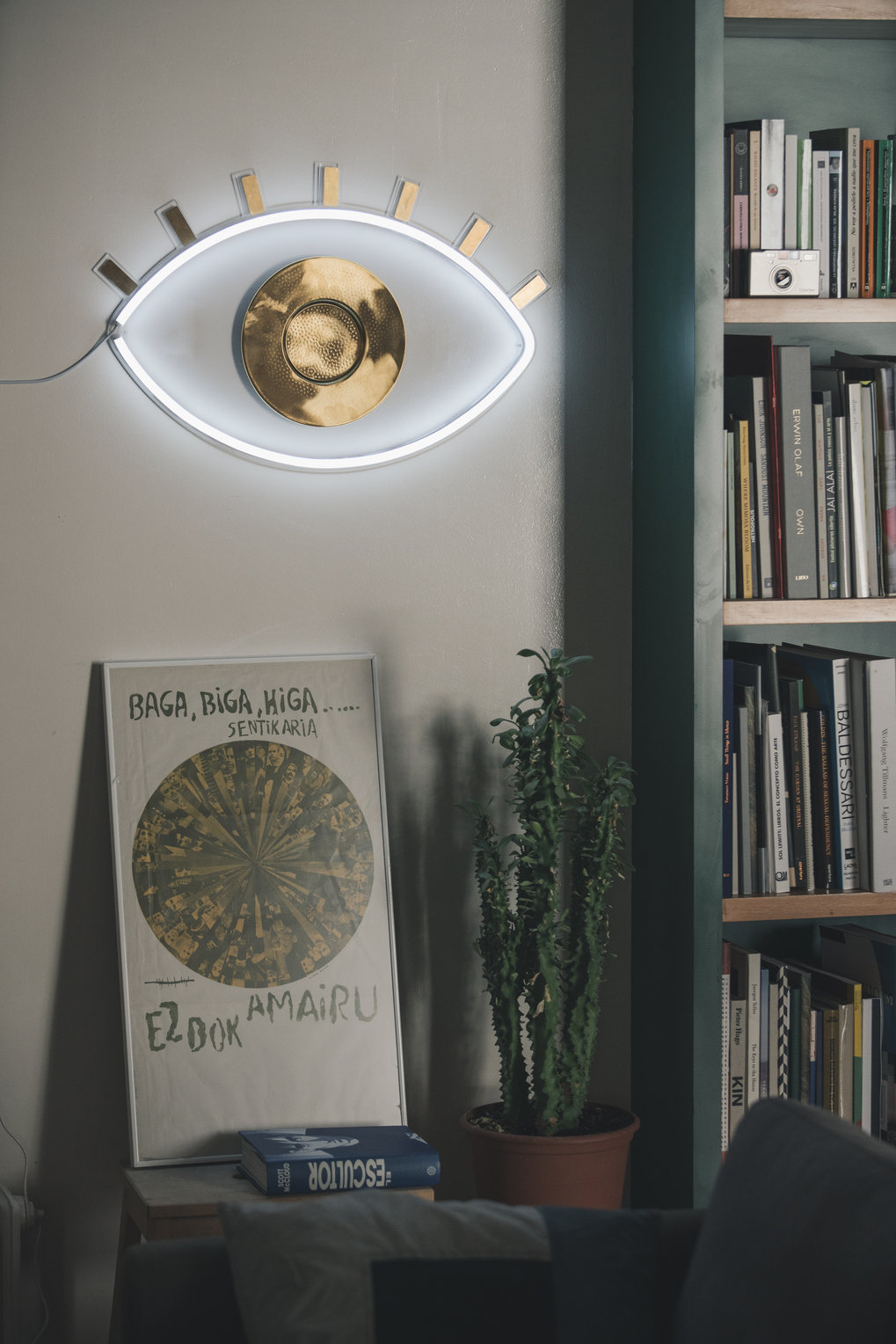 wandlamp oog neon wandlamp in woonkamer