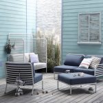 terras met loungeset met blauwe kussens