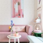 woonkamer met roze bank en wown accessiores zilverblauw