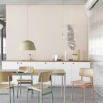 eettafel base van muuto met loft stoelen en ambit hanglamp