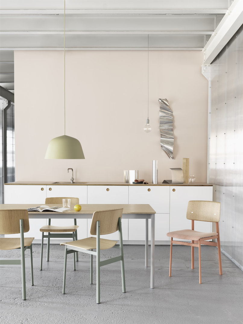 eettafel base van muuto met loft stoelen en ambit hanglamp