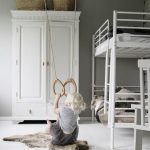 kinderkamer met wit stapelbed en lillagunga ringen